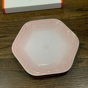 New Le Creuset Shell Pink Snow Ring Plate 25cm
